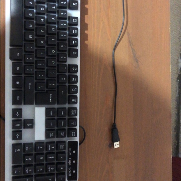 Lenovo ThinkPad T490s 14 inch (1TB, Intel Core i5 8th Gen 8GB RAM 480GB SSD W11P - Picture 3 of 9